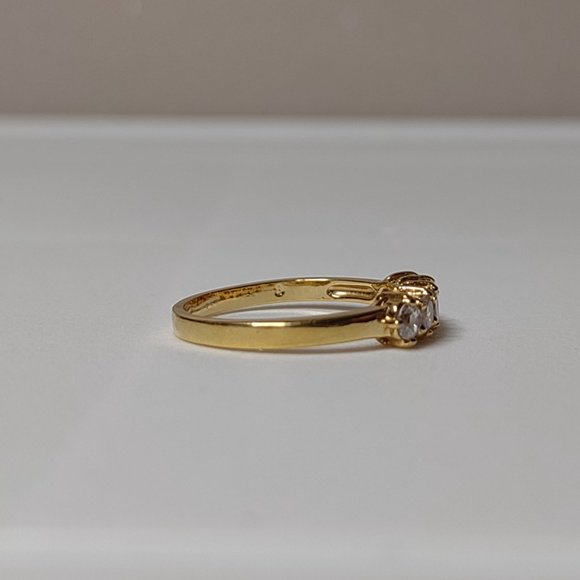 Size 8.25 Gold Tone Ring With Clear Stones - Picture 6 of 14